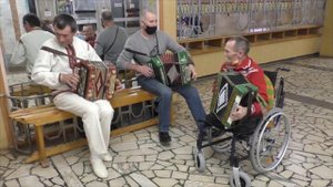 Гармонист-влак: Василий Чернов, кокымшо гармонист и Геннадий Андреев. Вятские Поляны. 28.11.2021.