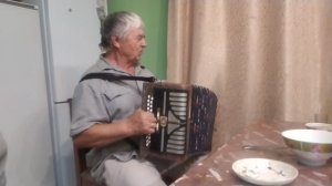 Дед мадёт на гармошке!