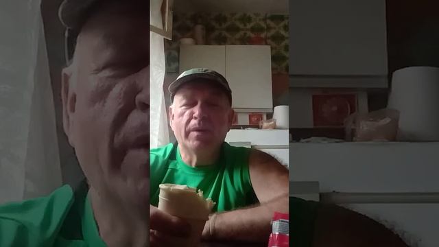 На обзор мороженное крем-брюле соленая карамель из ларька ем у бати в гостях