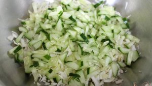 Салат из капусты с огурцом и перцем