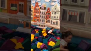 Детский развлекательный парк в Санкт-Петербурге.Отдых с детьми,дети играют,детская игровая площадка