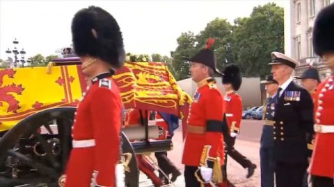 Гроб Елизаветы II в сопровождении гвардейского конвоя доставили в Вестминстерский дворец