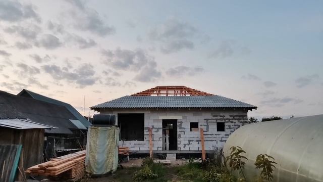 Шифер под черепицу на вальмовой крыше часть 2)