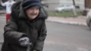 Бабушка смеётся над рэппером