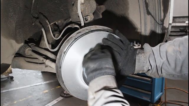Замена передних тормозных колодок и дисков Volkswagen Tiguan