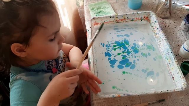 Эбру - волшебное рисование на воде. Рисуем с помощью шаблонов птичку.