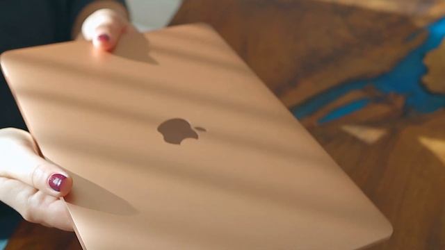Ревю на Apple MacBook Air M1 Gold - невероятно бърз, мощен и безшумен смотреть онлайн
