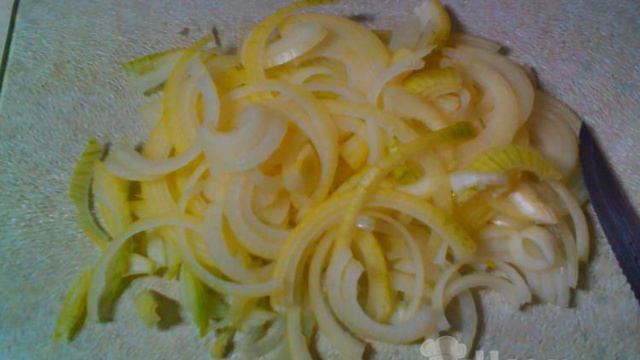 Маринованный лук с подсолнечным маслом