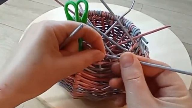 Шкатулка пузатенькая из газетных трубочек. A box made of newspaper tubes.