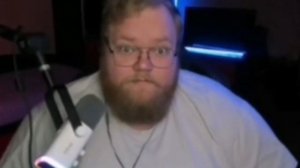 T2X2 танцует под бит.