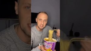 ЗУБАРЕВ ЕСТ ОСТРУЮ ЛАПШУ СГОРЕЛ НА ЧАТ / НАРЕЗКА СО СТРИМА #zubarefff