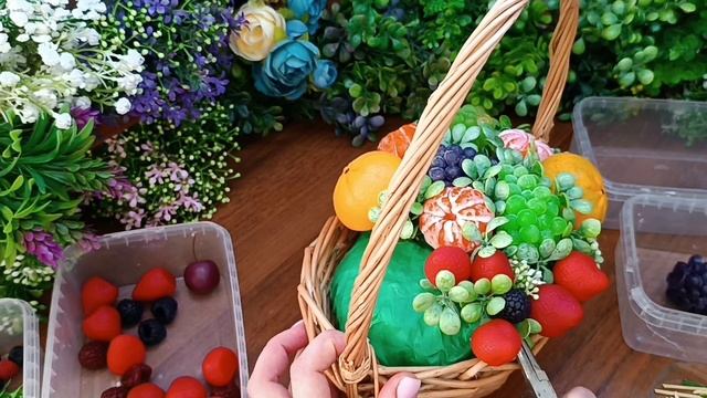 Сборка в корзине ягод и фруктов из мыла. смотреть онлайн