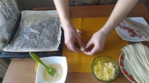 Косички с сыром и беконом из слоенного теста