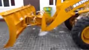 Фронтальный погрузчик Brenner 928 с отвалом для снега