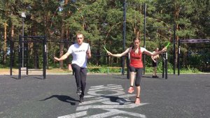 Как прыгать на скакалке в паре крест под ногой. Урок 2