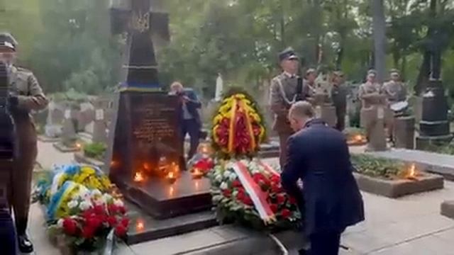 Польский президент возлагает венок к памятнику убийц из УПА