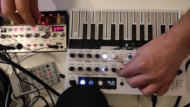 I am still alive! (Small jam with MicroFreak, Volca Bass, PO-33) смотреть онлайн