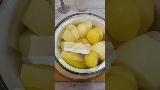 #shorts  Вкуснейшее картофельное пюре с жареным луком и печёнкой.