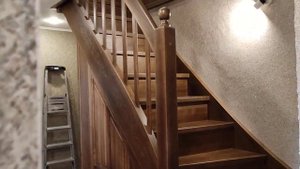 Тетивная лестница с подлестничной кладовкой.