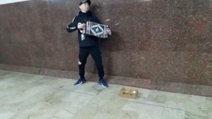 уличный музыкант гармонист рвёт души в пеиеходе