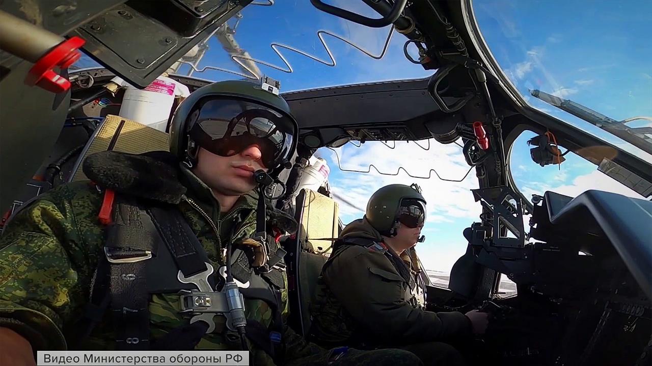 Российские летчики уничтожили место дислокации бронетехники противника