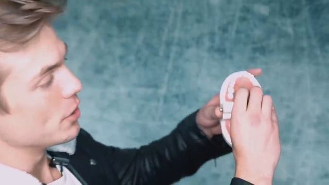 Модель рассказывает как получить впалые(полые) щеки, мьюинг, mewing по русски смотреть онлайн