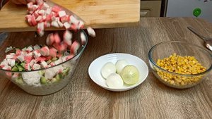 Не знаете что приготовить на праздник? Попробуйте этот Салат с крабовыми палочками и кукурузой