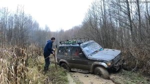 По бездорожью на Внедорожниках Mitsubishi Pajero, Toyota Land Cruiser 70, UAZ Hunter в болоте.