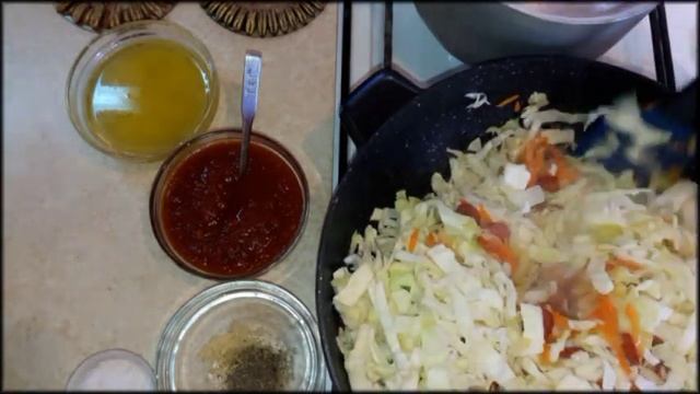 Тушеная капуста с охотничьими колбасками в сковородке. Вкусно, легко и быстро.
