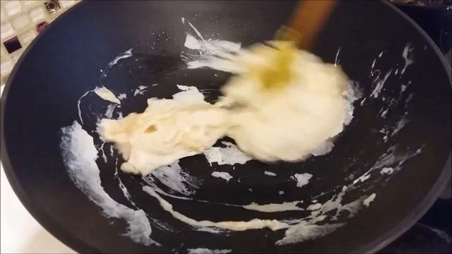 Китайская кухня.  Жареные яйца с древесными грибами 木耳炒鸡蛋 mù ěr chǎo jī dàn  mp4