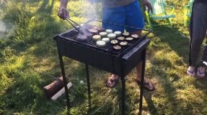 Приготовление стейков на чугунной решетки гриль.