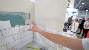 Укладка плитки кабанчик, облицовка скрытого люка. BATIMAT 2019, стенд Mapei