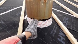 Обход круглой трубы подкровельной гидроизоляцией.