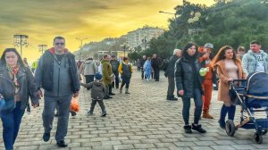 АЛУШТА - не пройти! Людей больше чем летом. УТЁС после ШТОРМА.