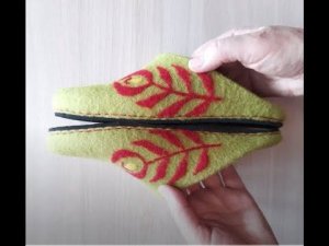 Видеообзор новой моей работы. Валяные тапочки Аленький цветочек