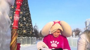 Встреча с ДЕДОМ МОРОЗОМ и СНЕГУРОЧКОЙ! Даша и Вера были удивлены.