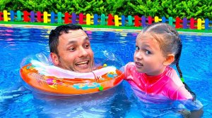 Майя демонстрирует правила безопасности в бассейне