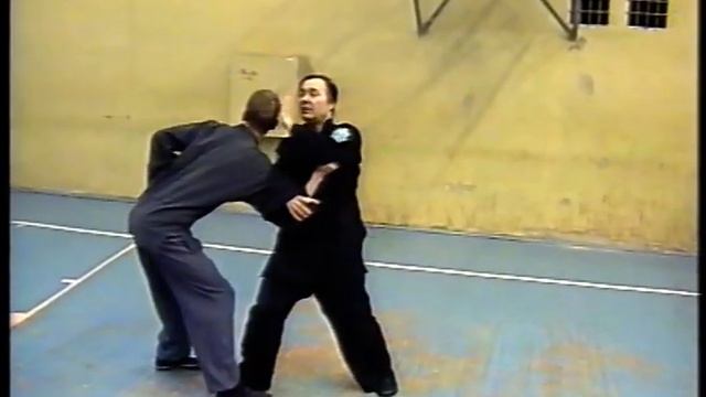 Ушу Золотой цветок -Схватили за руку не беда работает БАГУА смотреть онлайн