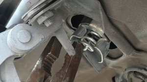 Как снять эмблему Мерседес на капоте