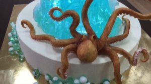 Торт с волной из карамели и осьминогом