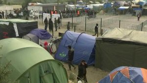 Во французском Кале расселяют и сносят самый большой нелегальный лагерь мигрантов.
