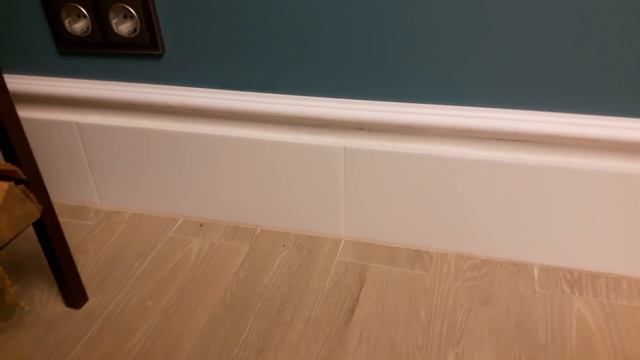 Широкий белый плинтус на пол. смотреть онлайн