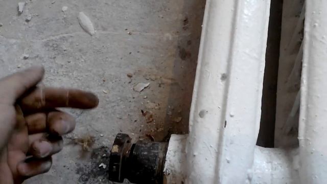 Как открутить гайку с чугунной батареи. Замена стояков отопления, ревизия чугунных радиаторов #2 смотреть онлайн