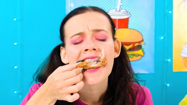 Большая, Средняя и Маленькая еда Челлендж #2 от RaPaPa Challenge смотреть онлайн