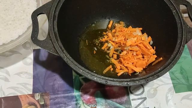 Рис, тушенный с овощами и курицей в духовке.