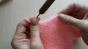 ВЯЖЕМ ВМЕСТЕ ШАПОЧКУ С МЫСИКОМ НА НОВОРОЖДЕННОГО.