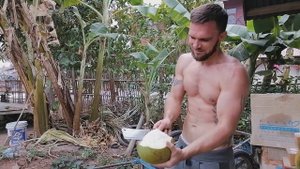 Как собрать кокосы с пальмы? Как открыть кокос? Из жизни белой обезьяны в Таиланде