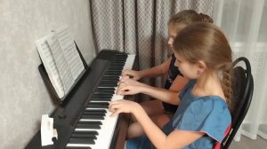 Играем на фортепиано "Светит месяц" С. Ляховицкой.
