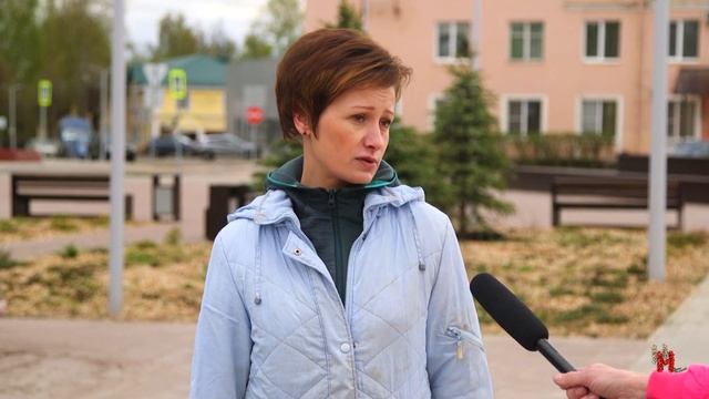 Большой фронт работ. Сотрудники администрации ухаживают за зелёными насаждениями на пл. Ленина. смотреть онлайн