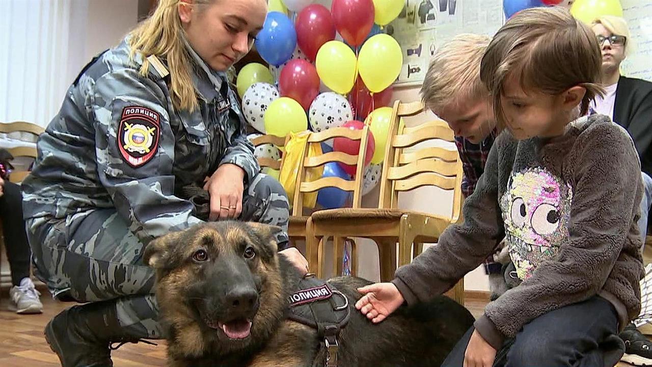Дети, страдающие "синдромом бабочки", побывали с экскурсией в питомнике служебных собак столичног...